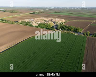 Luftaufnahme der Deponie in der Nähe landwirtschaftlicher Felder. Stockfoto