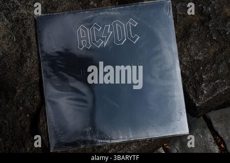 Lemberg, Ukraine - 13. Mai 2025: Das klassische AC DC 1980 Album „Back in Black“ liegt auf Stein und beleuchtet die Geschichte der legendären Musik Stockfoto