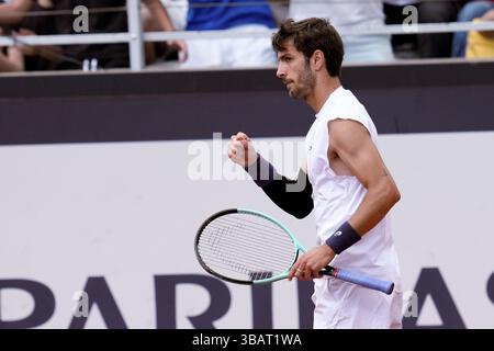 Rom, Italien. Mai 2025. Lorenzo Musetti von Italien feiert am 13. Mai 2025 im Foro Italico in Rom, Italien, gegen Danil Medwedew von Russland während des Internationalen BNL d’Italia Day Nine. Quelle: Giuseppe Maffia/Alamy Live News Stockfoto