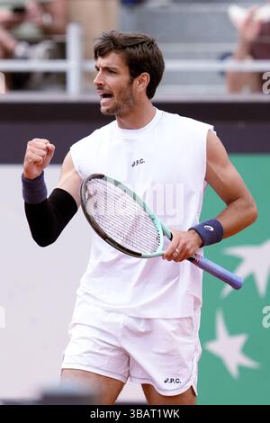 Rom, Italien. Mai 2025. Lorenzo Musetti von Italien feiert am 13. Mai 2025 im Foro Italico in Rom, Italien, gegen Danil Medwedew von Russland während des Internationalen BNL d’Italia Day Nine. Quelle: Giuseppe Maffia/Alamy Live News Stockfoto