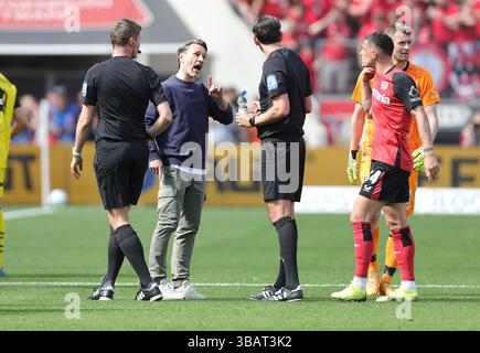 Leverkusen, Deutschland. Mai 2025. firo: 11.05.2025, Fußball: 1.Bundesliga Bayer Leverkusen - BVB Borussia Dortmund Niko Kovac Cheftrainer Dortmund beschwert sich bei Schiedsrichter Deniz Aytekin (Deutschland) Credit: dpa/Alamy Live News Stockfoto