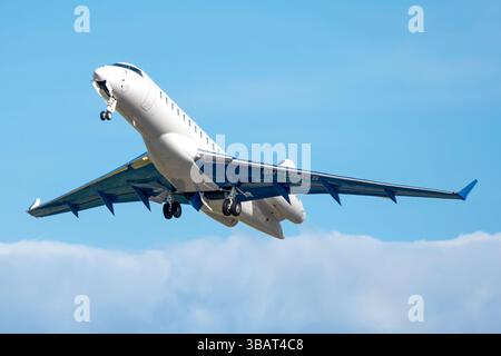 Reaktor ejecutivo Bombardier BD-700-1A10 Global 6000 de la Compañía Hyperion Aviation despegando en el aeropuerto de Málaga Costa del Sol con matrícul Stockfoto