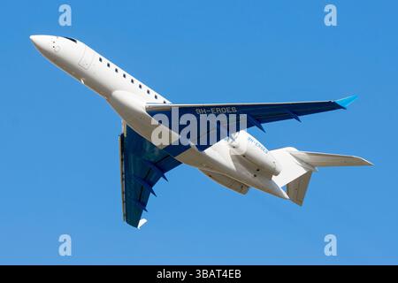 Reaktor ejecutivo Bombardier BD-700-1A10 Global 6000 de la Compañía Hyperion Aviation despegando en el aeropuerto de Málaga Costa del Sol con matrícul Stockfoto