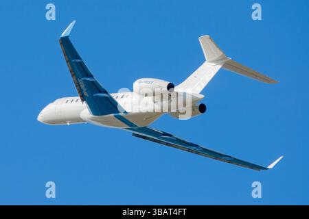 Reaktor ejecutivo Bombardier BD-700-1A10 Global 6000 de la Compañía Hyperion Aviation despegando en el aeropuerto de Málaga Costa del Sol con matrícul Stockfoto