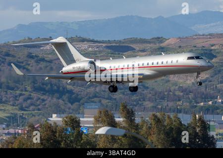Avión ejecutivo o de negocios Bombardier BD-700-1A10 Global 6000 de la Compañía VistaJet aterrizando en el aeropuerto de Málaga Costa del Sol con matr Stockfoto