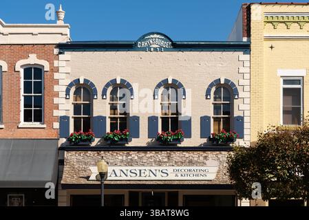 Pella, Iowa - USA - 17. September 2024: Gebäude in der Innenstadt und Geschäfte in Pella, Iowa, USA. Stockfoto