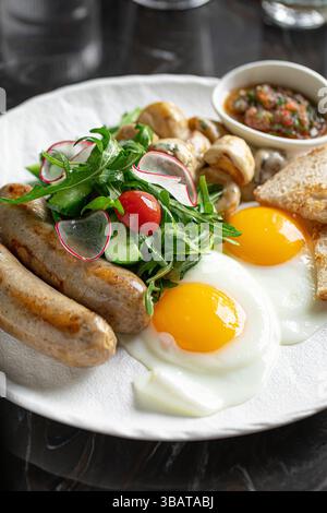 Frühstück mit Würstchen und Spiegeleiern Stockfoto