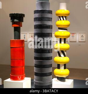 Szene und Objekte aus der Ausstellung Ettore Sottsass 2021 im Centre Pompidou, Paris, Frankreich. Stockfoto