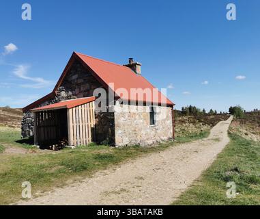 Ryvoan Bothy auf dem Ryvoan Pass in Glenmore bei Aviemore in Schottland. Im Besitz des Abernethy Estate wird es von der Mountain Bothies Association verwaltet. Stockfoto