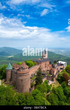 Luftaufnahme der mittelalterlichen Burg Haut-Königsbourg im Frühling. Orschwiller, Departement Unterrhein, Elsass, Frankreich. Stockfoto