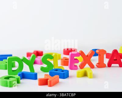 Legasthenie Wort helle bunte Holzspielblöcke auf weißem Hintergrund. Legasthenie-Konzept. Schwierigkeiten beim schnellen Lesen, Schreiben von Wörtern, Erziehung Stockfoto