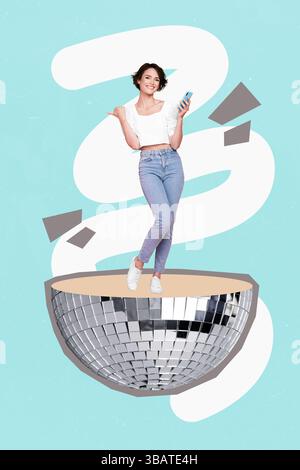 Kreative Pop Collage der Person Stand verwenden Gadget halbe Disco Ball auf blauem Hintergrund Stockfoto
