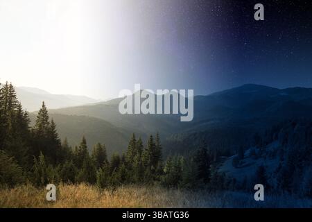 Wunderschöne Berge mit Wald bei Tag und Nacht, kombiniertes Design Stockfoto