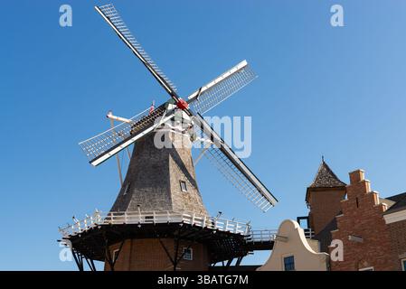 Pella, Iowa – USA – 17. September 2024: Die Vermeer-Mühle, die 2002 aus den Niederlanden in die USA gebracht wurde, in der Innenstadt von Pella, Iowa, USA Stockfoto