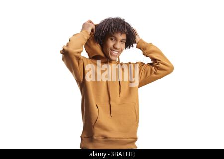 afroamerikaner, der einen Hoodie auf weißem Hintergrund anzieht Stockfoto