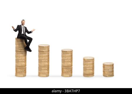 Reicher Geschäftsmann, der auf einem Stapel Münzen sitzt, isoliert auf weißem Hintergrund Stockfoto