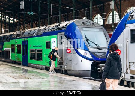 Paris, Frankreich - 23. Februar 2025: Doppeldeckerzug TER Hauts-de-France am Bahnsteig, moderner blau-grüner SNCF-Wagen mit Logo, öffentlich Stockfoto