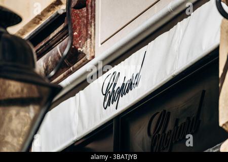 Paris, Frankreich - 23. Februar 2025: Nahaufnahme des Chopard Boutique-Schilds in der Nähe des Place Vendôme, elegantes schwarzes Logo auf weißem Markise, luxuriöses Juweliergeschäft Stockfoto
