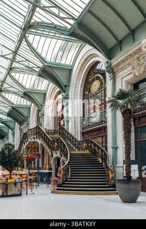 Paris, Frankreich - 23. Februar 2025: Eintritt zum Restaurant Le Train Bleu am Gare de Lyon, kunstvolle Treppe der Belle Epoque mit Golddetails Stockfoto