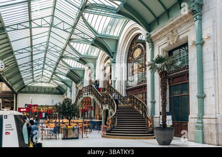 Paris, Frankreich - 23. Februar 2025: Eintritt zum Restaurant Le Train Bleu am Gare de Lyon, kunstvolle Treppe der Belle Epoque mit Golddetails Stockfoto