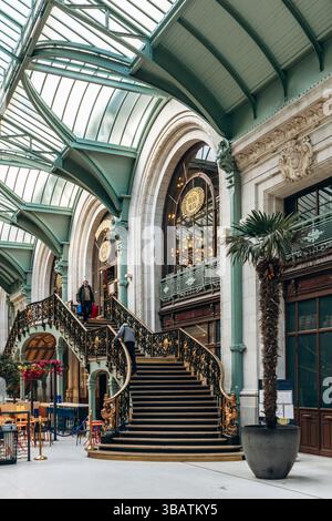 Paris, Frankreich - 23. Februar 2025: Eintritt zum Restaurant Le Train Bleu am Gare de Lyon, kunstvolle Treppe der Belle Epoque mit Golddetails Stockfoto