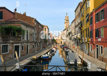 Rio di San Barnaba Kanal im Sestiere von Dorsoduro, von der Ponte dei Pugni („Brücke der Punches“), Venedig, Venetien, Italien Stockfoto