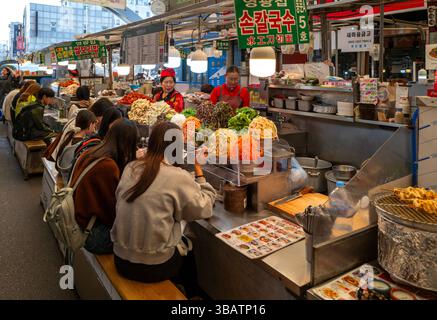 Gwangjang Market Gourmet Market in Seoul zur Frühstückszeit, Südkorea Stockfoto