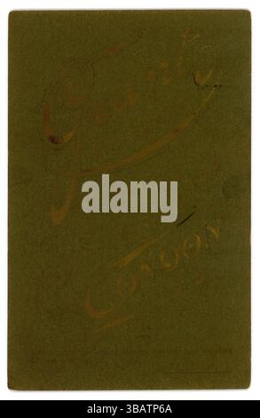 Rückseite der originalen Kabinettskarte aus der edwardianischen Zeit aus dem Studio von Grant (James Duncan Grant) von Caledonian Studio, 83 Newington Causeway, S.E. London. Verblasste goldene Buchstaben. Ca. 1901-1903. Stockfoto