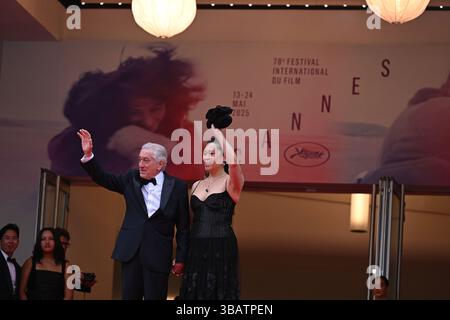 Tiffany Chen und Robert de Niro nehmen an der Partir UN Jour (Leave One Day)-Vorführung und Eröffnungszeremonie der 78. Filmfestspiele in Cannes Teil. Bilddatum: Dienstag, 13. Mai 2025. Stockfoto