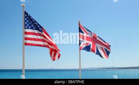 Stars and Stripes und Union Jack – US-amerikanische und britische Nationalflaggen vor dem blauen Himmel Stockfoto