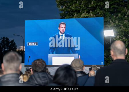 12. Mai 2025, Warschau, Polen: Die wichtigsten Favoriten bei den polnischen Präsidentschaftswahlen Rafal Trzaskowski nehmen an der letzten Präsidentschaftsdebatte vor dem Wahltag Teil. Auf der Woronicza 17 veranstaltete der polnische staatliche Fernsehsender TVP eine große Debatte vor den Wahlen mit wichtigen Persönlichkeiten des öffentlichen Lebens und Kandidaten. Unter ihnen waren Artur Bartoszewicz, Magdalena Biejat, Grzegorz Braun, Szymon Holownia, Marek Jakubiak, Maciej Maciak, Slawomir Mentzen, Karol Nawrocki, Joanna Senyszyn, Krzysztof Stanowski, Rafal Trzaskowski, Marek Woch und Adrian Zandberg. Die Aussprache fand unter strengen Bedingungen statt, ohne dass ein Kampagnentee stattfand Stockfoto