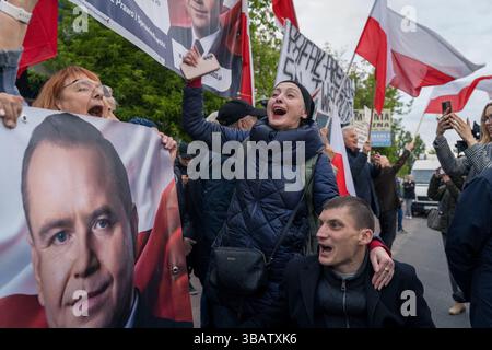 12. Mai 2025, Warschau, Polen: Anhänger des Historikers und einer der Hauptfavoriten, Karol Nawrocki, der für das Amt des polnischen Präsidenten kandidiert, der von der Partei Recht und Gerechtigkeit (PiS) unterstützt wird, halten während der letzten Präsidentschaftsdebatte vor dem Wahltag ein Banner. Auf der Woronicza 17 veranstaltete der polnische staatliche Fernsehsender TVP eine große Debatte vor den Wahlen mit wichtigen Persönlichkeiten des öffentlichen Lebens und Kandidaten. Unter ihnen waren Artur Bartoszewicz, Magdalena Biejat, Grzegorz Braun, Szymon Holownia, Marek Jakubiak, Maciej Maciak, Slawomir Mentzen, Karol Nawrocki, Joanna Senyszyn, Krzysztof Stanowski, Rafal Trzaskowski, Marek Woch Stockfoto