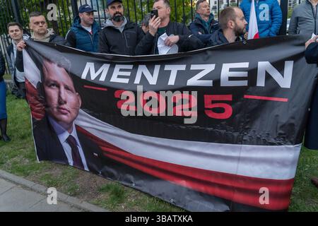 12. Mai 2025, Warschau, Polen: Anhänger eines der wichtigsten Favoriten, Slawomir Mentzeni, der für das Amt des polnischen Präsidenten kandidiert, halten während der letzten Präsidentschaftsdebatte vor dem Wahltag ein Banner. Auf der Woronicza 17 veranstaltete der polnische staatliche Fernsehsender TVP eine große Debatte vor den Wahlen mit wichtigen Persönlichkeiten des öffentlichen Lebens und Kandidaten. Unter ihnen waren Artur Bartoszewicz, Magdalena Biejat, Grzegorz Braun, Szymon Holownia, Marek Jakubiak, Maciej Maciak, Slawomir Mentzen, Karol Nawrocki, Joanna Senyszyn, Krzysztof Stanowski, Rafal Trzaskowski, Marek Woch und Adrian Zandberg. Die Aussprache fand unter stri statt Stockfoto