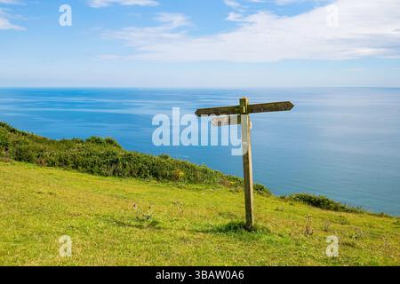 Wegweiser auf dem South West Coast Path in der Nähe von Branscombe, Devon, England Stockfoto