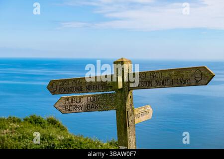 Wegweiser auf dem South West Coast Path in der Nähe von Branscombe, Devon, England Stockfoto
