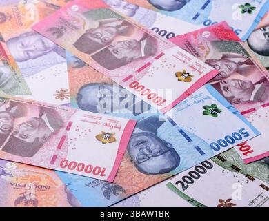 Rupiah-Geld, indonesische Banknoten zum an- und Verkauf von Waren und zum Umtausch in andere Währungen. Hintergrund in Form von indonesischem Geld Stockfoto