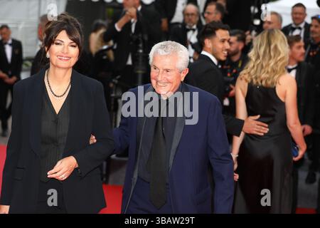 13. Mai 2025, Cannes, Cote D'azur, Frankreich: VALERIE PERRIN und CLAUDE LELOUCHE auf dem roten Teppich für die Eröffnungszeremonie und die Premiere „Leave One Day“ beim 78. Jährlichen Filmfestival in Cannes im Palais des Festivals in Cannes, Frankreich (Credit Image: © Mickael Chavet/ZUMA Press Wire) NUR ZUR REDAKTIONELLEN VERWENDUNG! Nicht für kommerzielle ZWECKE! Stockfoto