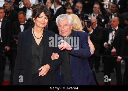 13. Mai 2025, Cannes, Cote D'azur, Frankreich: VALERIE PERRIN und CLAUDE LELOUCHE auf dem roten Teppich für die Eröffnungszeremonie und die Premiere „Leave One Day“ beim 78. Jährlichen Filmfestival in Cannes im Palais des Festivals in Cannes, Frankreich (Credit Image: © Mickael Chavet/ZUMA Press Wire) NUR ZUR REDAKTIONELLEN VERWENDUNG! Nicht für kommerzielle ZWECKE! Stockfoto