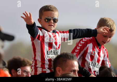 Die Fans von Sunderland warten darauf, dass die Spieler vor der Sky Bet Championship im Halbfinale, dem zweiten Legspiel im Stadium of Light, Sunderland, ankommen. Bilddatum: Dienstag, 13. Mai 2025. Stockfoto