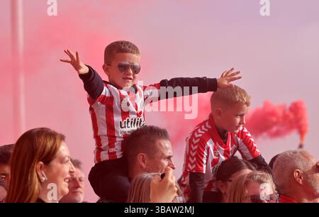 Die Fans von Sunderland warten darauf, dass die Spieler vor der Sky Bet Championship im Halbfinale, dem zweiten Legspiel im Stadium of Light, Sunderland, ankommen. Bilddatum: Dienstag, 13. Mai 2025. Stockfoto