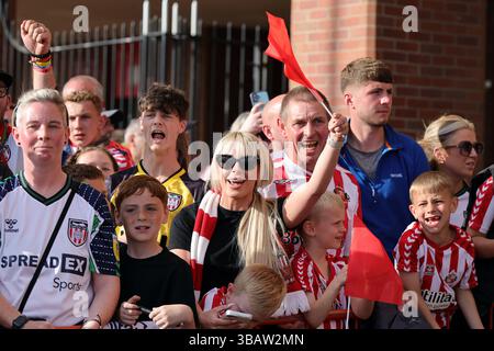 Die Fans von Sunderland warten darauf, dass die Spieler vor der Sky Bet Championship im Halbfinale, dem zweiten Legspiel im Stadium of Light, Sunderland, ankommen. Bilddatum: Dienstag, 13. Mai 2025. Stockfoto