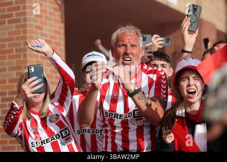 Die Fans von Sunderland warten darauf, dass die Spieler vor der Sky Bet Championship im Halbfinale, dem zweiten Legspiel im Stadium of Light, Sunderland, ankommen. Bilddatum: Dienstag, 13. Mai 2025. Stockfoto