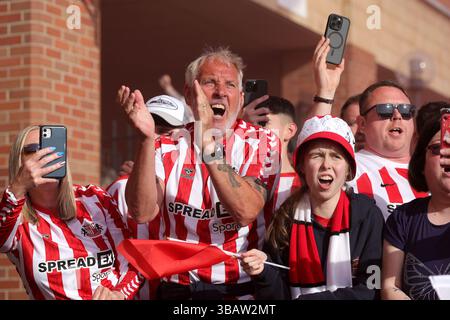Die Fans von Sunderland warten darauf, dass die Spieler vor der Sky Bet Championship im Halbfinale, dem zweiten Legspiel im Stadium of Light, Sunderland, ankommen. Bilddatum: Dienstag, 13. Mai 2025. Stockfoto