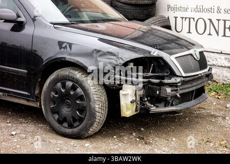 SENOV, TSCHECHISCHE REPUBLIK - 23. NOVEMBER 2018: Schwarzer tschechischer Skoda Octavia-Wagen bei einem Verkehrsunfall beschädigt, ohne dass Scheinwerfer und Stoßfänger repai werden müssen Stockfoto