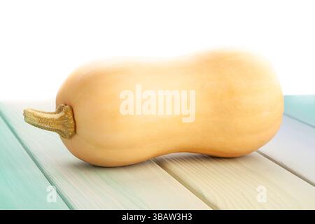Butternusskürbis auf hölzernem Hintergrund Stockfoto