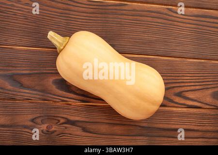 Butternusskürbis auf Holzhintergrund, Draufsicht Stockfoto