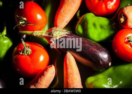 Auberginen-Gemüsemischung auf schwarzem Hintergrund Draufsicht Stockfoto