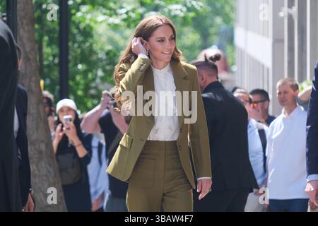 London, Großbritannien. Mai 2025. Catherine, Prinzessin von Wales, kommt am 13. Mai in 180 Studios, The Strand in London, England, an. 2025, um den Queen Elizabeth II Award auf einer Veranstaltung des British Fashion Council (BFC) zu überreichen. Die Auszeichnung wird jedes Jahr an einen jungen britischen Modedesigner verliehen, der außergewöhnliche Talente zeigt und sich für eine nachhaltige Politik einsetzt. Ihre Königliche Hoheit trifft und sieht während ihres Besuchs Gewinner und Designer in die engere Wahl. (Foto: Seiya Tanase/NurPhoto) Credit: NurPhoto SRL/Alamy Live News Stockfoto