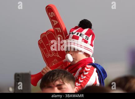 Die Fans von Sunderland warten darauf, dass die Spieler vor der Sky Bet Championship im Halbfinale, dem zweiten Legspiel im Stadium of Light, Sunderland, ankommen. Bilddatum: Dienstag, 13. Mai 2025. Stockfoto