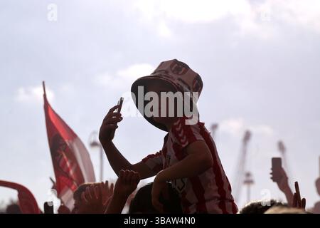 Die Fans von Sunderland warten darauf, dass die Spieler vor der Sky Bet Championship im Halbfinale, dem zweiten Legspiel im Stadium of Light, Sunderland, ankommen. Bilddatum: Dienstag, 13. Mai 2025. Stockfoto
